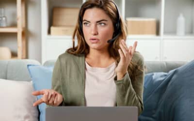 Atendente de PABX em nuvem trabalhando remotamente.