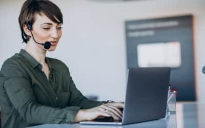 Atendente de call center trabalhando em laptop