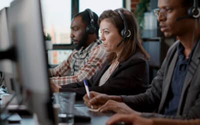 Atendentes de PABX trabalhando em ligações.