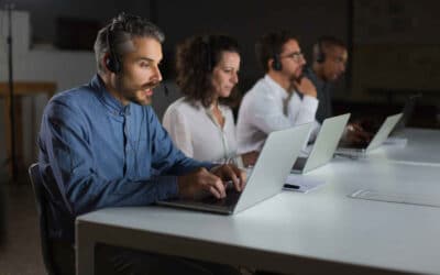 Equipe realizando cobrança de cliente inadimplente por telefone em ambiente profissional