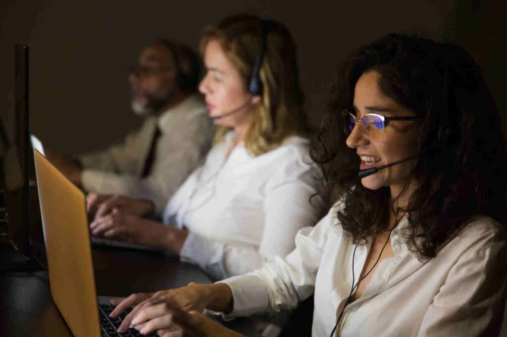 Equipe de atendimento utilizando headsets para reduzir o SLA de atendimento com PABX Cloud