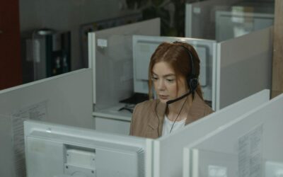 Profissional de atendimento em operação de suporte 24 horas utilizando headset e sistemas digitais