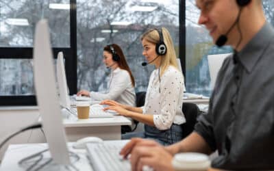 Operação de vendas com discador automático e PABX Equipe de vendas usando discador automático e PABX em operação de call center