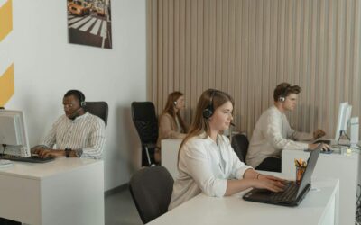 Qualidade no atendimento em operação de call center estruturada Equipe de atendimento ao cliente em call center, utilizando headsets e sistemas digitais para garantir qualidade no atendimento