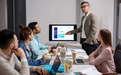 Treinamento de vendas baseado em dados com equipe comercial analisando indicadores de performance