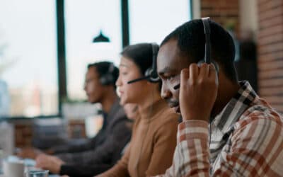 Atendimento humanizado em operação de call center com PABX Atendentes utilizando headsets em operação de atendimento humanizado com PABX