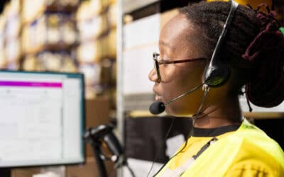 Atendente utilizando headset em central de atendimento virtual com sistema em nuvem