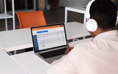 Profissional utilizando plataforma com scripts de atendimento e gestão de cobranças em notebook