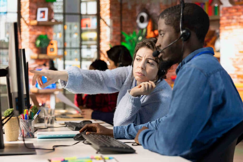 Equipe de atendimento analisando operação de telefonia PABX em ambiente corporativo