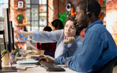 Equipe de atendimento analisando operação de telefonia PABX em ambiente corporativo