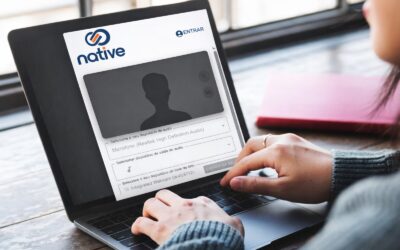 Tela de webconferência corporativa integrada exibida em notebook durante reunião online.