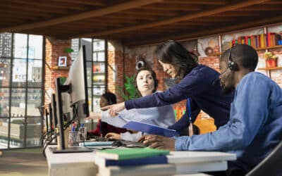 Equipe de atendimento receptivo analisando dados em central de atendimento