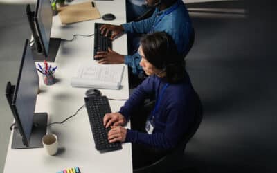 Atendimento telefônico em contact center modernoEquipe de operadores realizando atendimento telefônico em um contact center utilizando computadores e headsets, representando operações modernas de suporte ao cliente com telefonia integrada e gestão de chamadas. Profissionais realizando atendimento telefônico em operação de contact center com headsets e computadores.