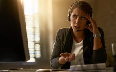 Atendente de call center frustrada durante atendimento ao cliente