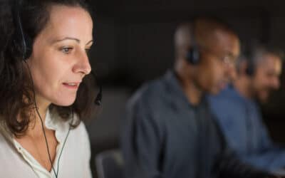Comunicação empresarial com equipe de atendimento em call center usando headset