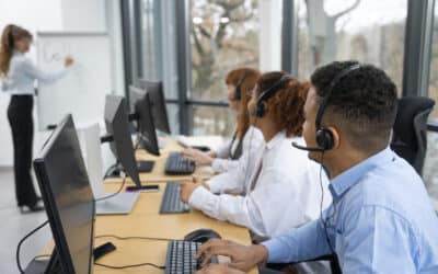 Equipe trabalhando em um contact center Equipe de atendimento trabalhando em um contact center com headsets e computadores.