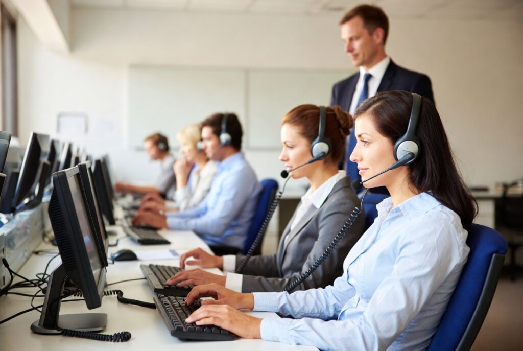 Equipe de atendimento em call center utilizando headsets dentr de uma estrutura de redução de custos operacionais