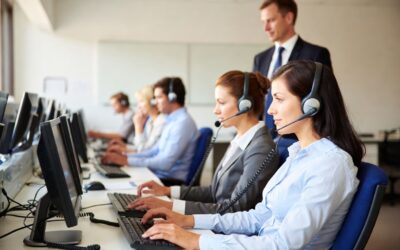 Call center e redução de custos operacionais Equipe de atendimento em call center utilizando headsets dentr de uma estrutura de redução de custos operacionais