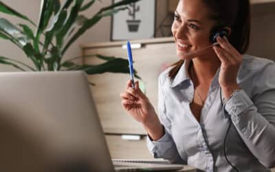 Atendimento multicanal com atendente utilizando headset em operação integrada