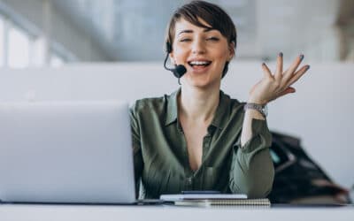 Atendimento ágil em central de atendimento moderna Profissional realizando atendimento ágil ao cliente em operação de suporte integrada