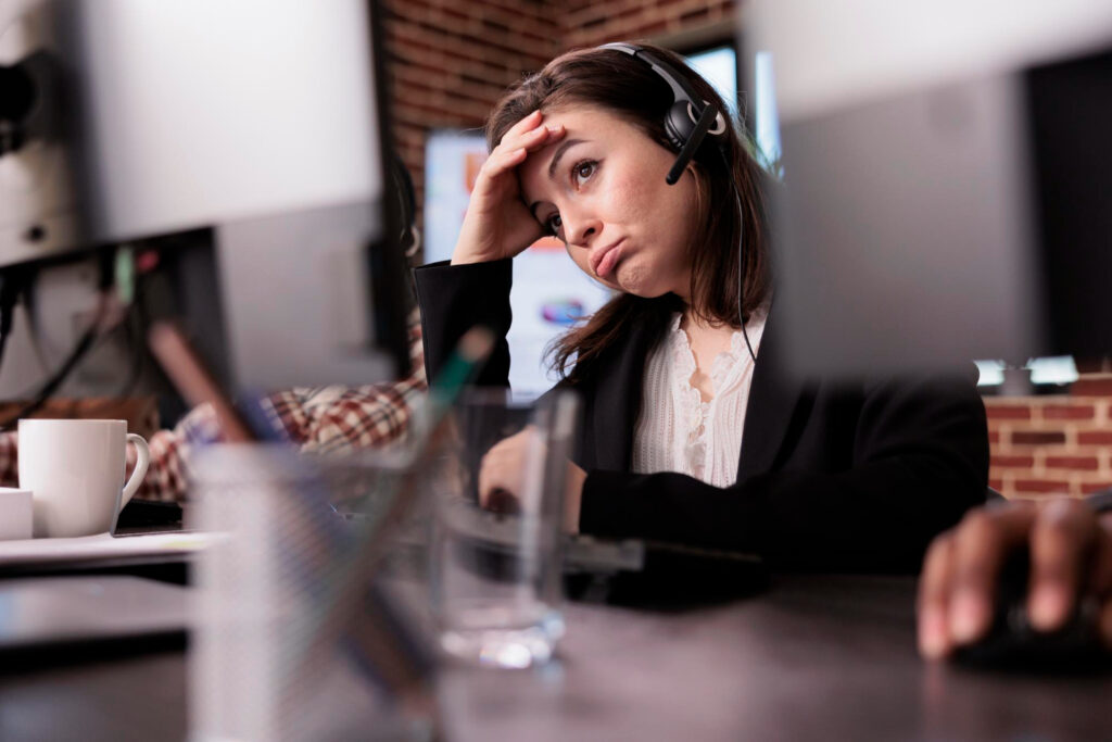 Operador de call center lidando com cliente insatisfeito