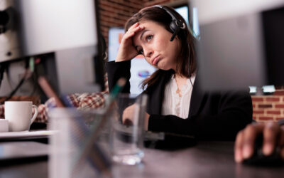 Operador de call center atende cliente insatisfeito Operador de call center lidando com cliente insatisfeito