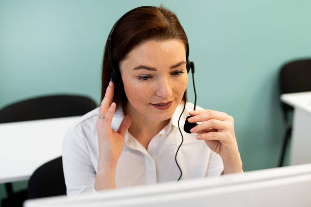 Profissional de atendimento utilizando headset em operação focada em Customer Experience e experiência do cliente