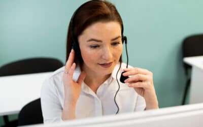 Profissional de atendimento utilizando headset em operação focada em Customer Experience e experiência do cliente