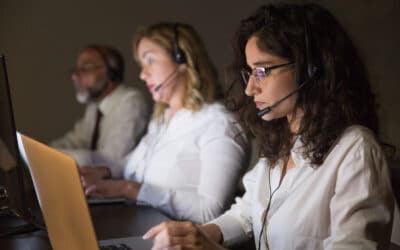 Operadores utilizando discador preditivo em operação de call center