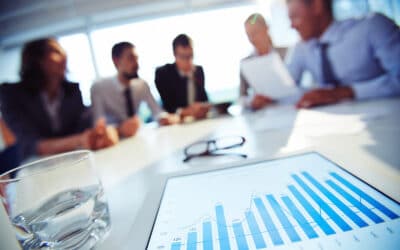 Equipe analisando indicadores de gestão financeira empresarial com apoio de telefonia PABX
