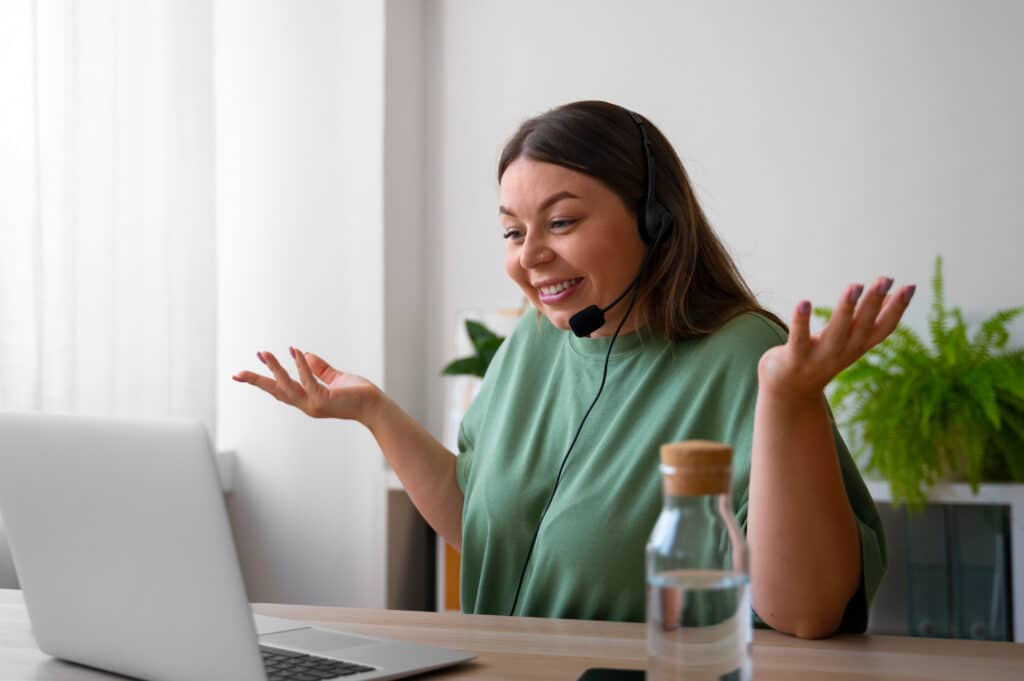 Profissional utilizando atendimento omnichannel para melhorar o relacionamento com o cliente