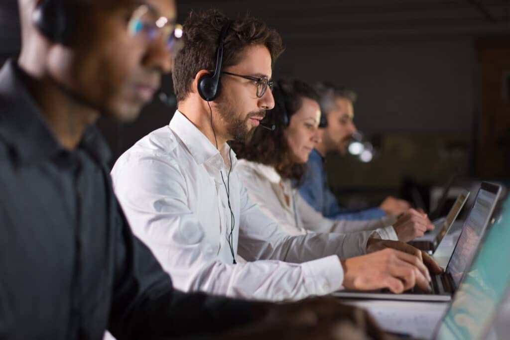 Equipe de atendimento analisando diferentes tipos de clientes em operação de atendimento por voz
