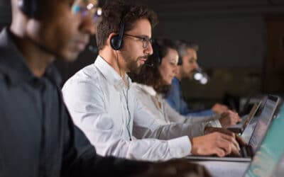 Equipe de atendimento analisando diferentes tipos de clientes em operação de atendimento por voz