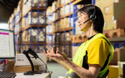 Profissional utilizando headset em operação logística durante processo de transformação digital no setor industrial