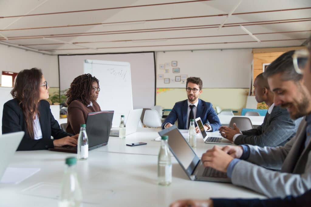 Cliente no centro: equipe reunida discutindo estratégias para integrar operações e melhorar a experiência de atendimento