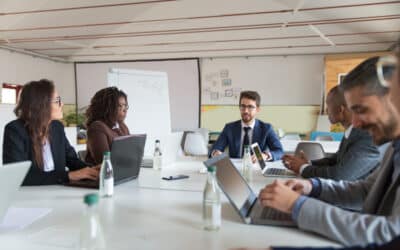 Cliente no centro: equipe reunida discutindo estratégias para integrar operações e melhorar a experiência de atendimento