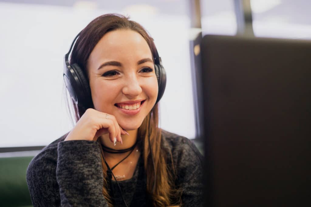 Profissional de atendimento utilizando headset em uma estratégia de Customer Success focada na retenção e experiência do cliente