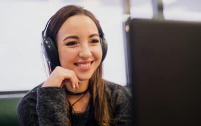 Customer Success e atendimento ao cliente para reduzir churn Profissional de atendimento utilizando headset em uma estratégia de Customer Success focada na retenção e experiência do cliente