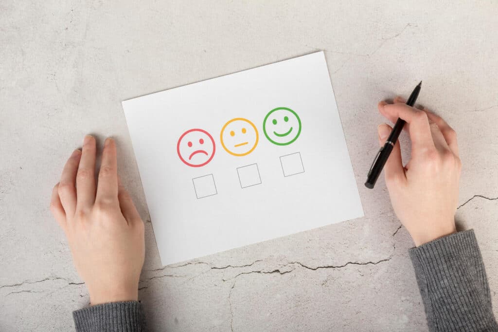 Feedback do cliente sendo avaliado em pesquisa de satisfação para identificar oportunidades de melhoria nos processos internos.