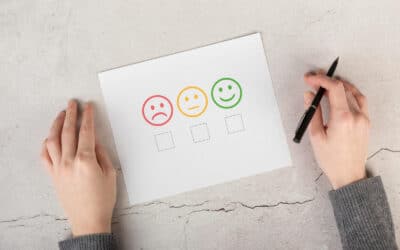 Feedback do Cliente e Otimização de Processos Internos Feedback do cliente sendo avaliado em pesquisa de satisfação para identificar oportunidades de melhoria nos processos internos.