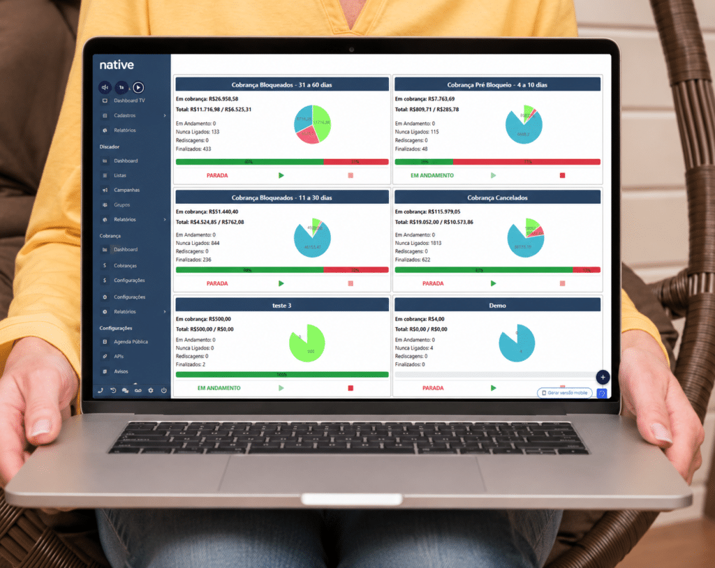 Mensagem de cobrança automatizada em dashboard de cobrança exibido em notebook para gestão de inadimplência e recuperação de pagamentos.