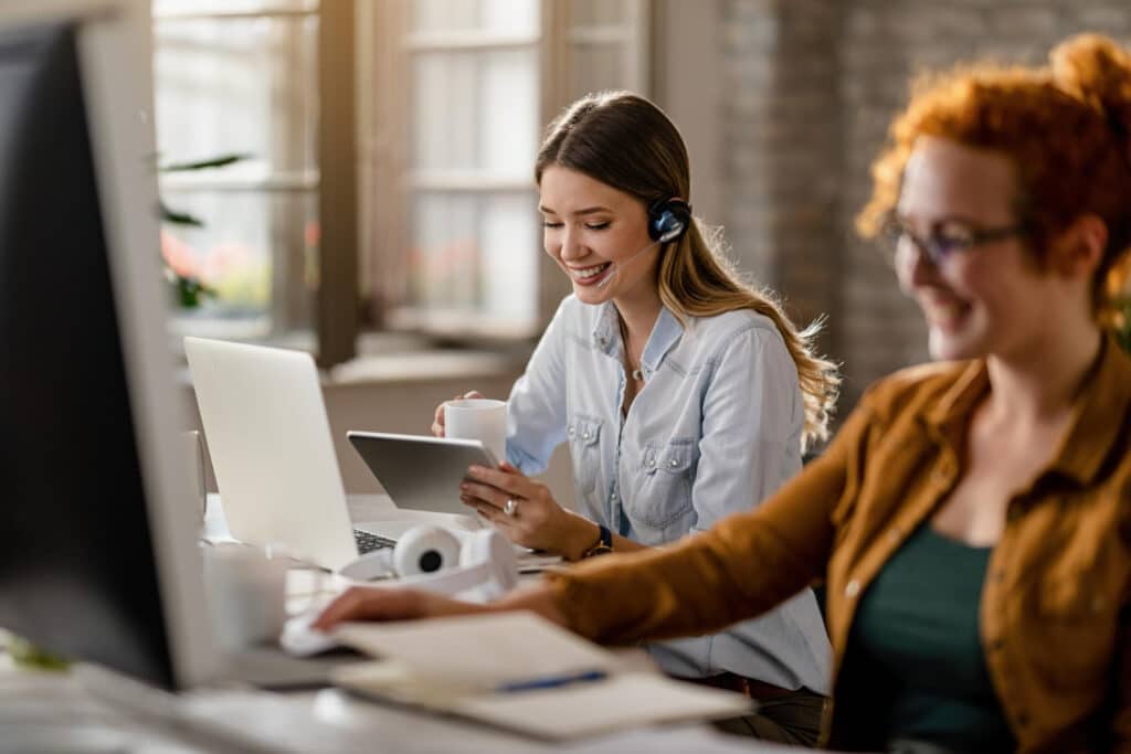Atendimento omnichannel em central de atendimento com equipe utilizando plataforma integrada para atender clientes por diferentes canais.