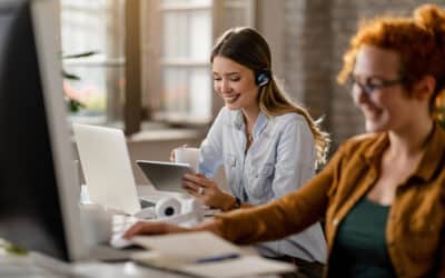 Atendimento omnichannel em central de atendimento com equipe utilizando plataforma integrada para atender clientes por diferentes canais.