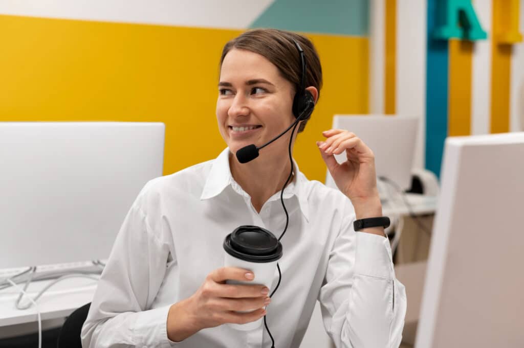 Profissional utilizando sistema de atendimento por voz para reduzir filas e melhorar a experiência do cliente.