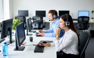 Gestão de carteira de clientes com atendimento centralizado Equipe realizando atendimento para gestão de carteira de clientes com comunicação centralizada e uso de headset em ambiente corporativo.