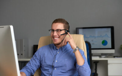 SDR utilizando telefonia integrada para aumentar a produtividade SDR realizando contatos comerciais com headset utilizando telefonia integrada para aumentar a produtividade da equipe de vendas