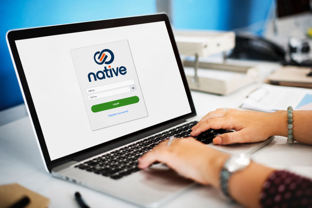Tela de login de plataforma de comunicação corporativa acessada em um notebook durante uma operação de atendimento empresarial.