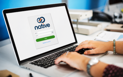 Tela de login de plataforma de comunicação corporativa acessada em um notebook durante uma operação de atendimento empresarial.