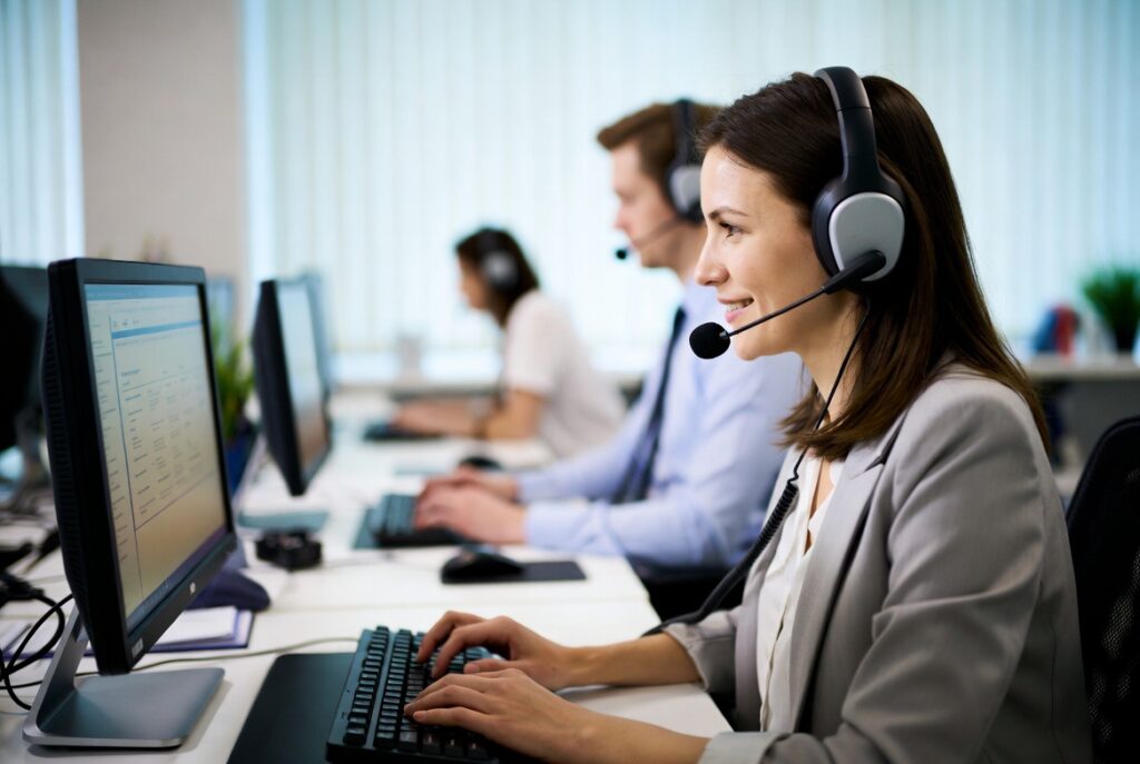 Equipe de atendimento utilizando plataforma para digitalização de processos e atendimento omnichannel.
