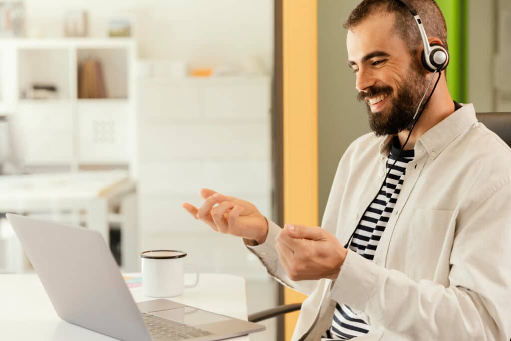 Operador utilizando gatilhos mentais durante um atendimento para aumentar conversões e melhorar a experiência do cliente.